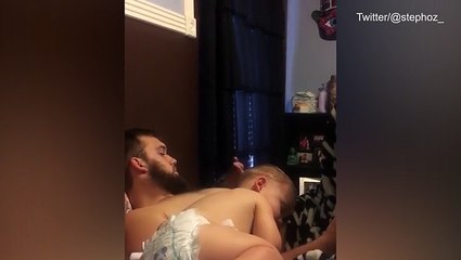 فيديو كوميدي لرضيع يستيقظ من النوم فجأة ويرقص فور سماع أغنيته المفضلة