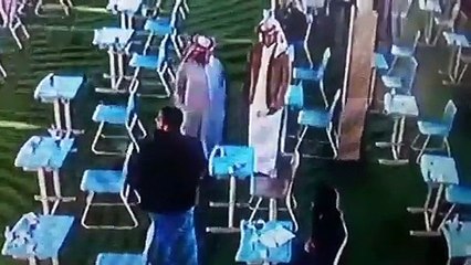 معلم سعودي يقلب مواقع التواصل بتصرفه الإنساني تجاه طالب