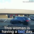 فيديو أسوأ محاولة امرأة لاصطفاف سيارة يمكن أن تراها في حياتك
