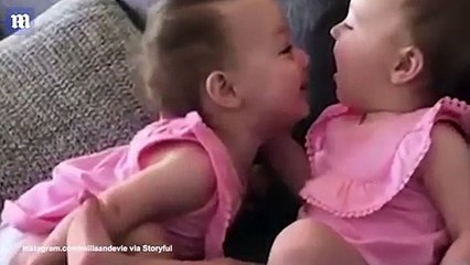 فيديو يلامس القلوب لتوأم رضيعين لا يتوقفان عن تقبيل بعضهما