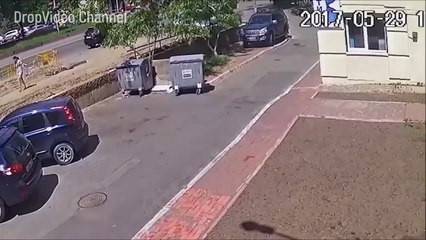 فيديو صادم لانفجار أنبوب ماء في أحد شوارع أوكرانيا: بدا كإعصار مدمر!