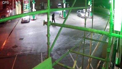 شاهد.. سيارة مسرعة تطيح بشاب في محطة وقود.. ورد فعل السائق سيصدمك