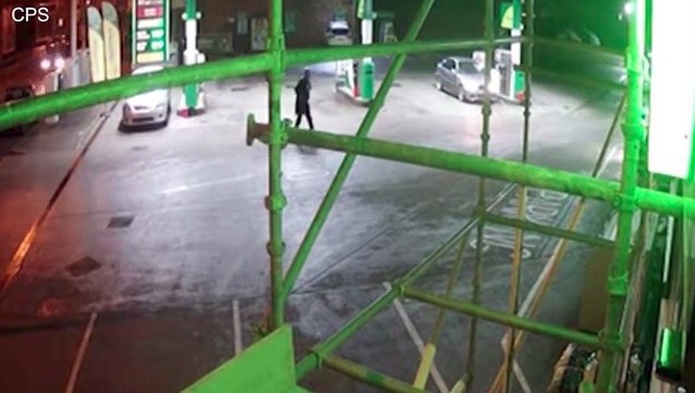 شاهد.. سيارة مسرعة تطيح بشاب في محطة وقود.. ورد فعل السائق سيصدمك