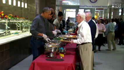 بالفيديو: أوباما يبدأ عمله الجديد ويقوم بتقديم الطعام!