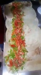 شيف يقوم بإعداد أطول سندوتش فلافل في دقائق قليلة