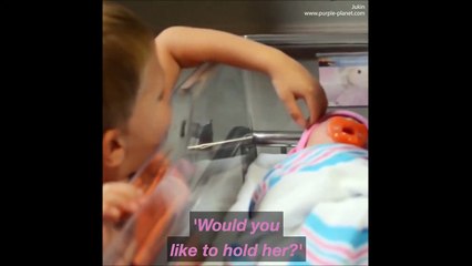 رد فعل يلامس القلب لطفلين عند رؤية شقيقتهما حديثة الولادة لأول مرة