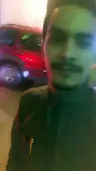 فيديو شاب يلتقط سيلفي مجنون وسط مشاجرة وهو يبتسم