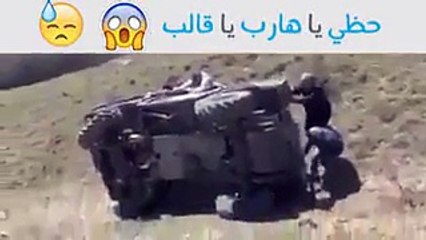 بالفيديو: حاولوا إعادة سيارة مقلوبة لمسارها فحصلت مصيبة أكبر!