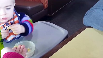 فيديو طريف لطفل يطعم والدته ويرفض إطعام والده