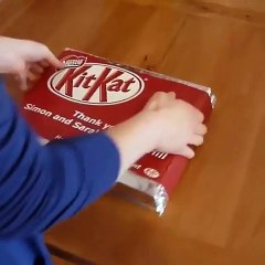 فيديو فتح أكبر أصابع كيت كات في العالم