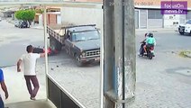 فيديو.. لن تصدق كيف نجا سائق دراجة نارية بعد سقوطه أسفل عجلات شاحنة