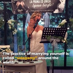 فيديو لسيدة تنفق 11 ألف دولار للزواج من نفسها