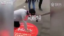 فيديو غريب لرجل يسير على أطرافه الأربع وتسحبه امرأة خلفها