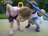 فيديو طريف لـ طفل يواسي أخاه بعد إصابته أثناء اللعب