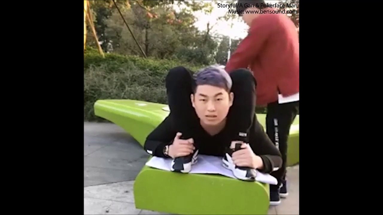 شاب يكشف أسرار الخدع السحرية التي يؤديها صديقه بشكل مضحك.. فيديو