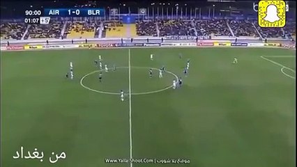 فيديو طريف لـ معلق رياضي يفقد تركيزه بسبب مشجعة جميلة