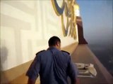 فيديو شاب متهور يقف قرب عقارب ساعة برج مكة المكرمة