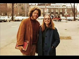 فيديو للقطات الحب الذي نشأ بين بيل وهيلاري كلينتون أيام الجامعة