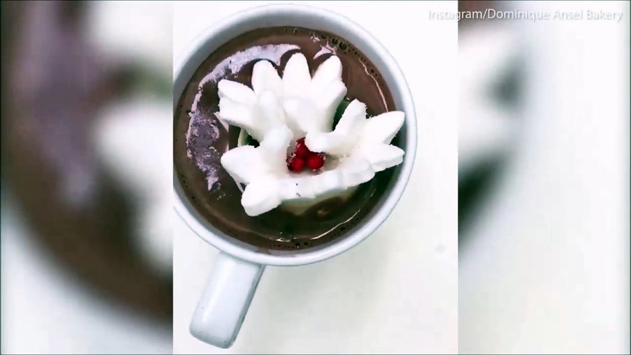 طريقة مميزة لطلب الزواج باستخدام الشوكولاته الساخنة وحلوى المارشميلو