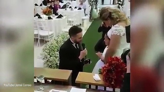 عريس يقدم خاتم لابنة زوجته خلال حفل الزفاف لهذا السبب.. فيديو مؤثر