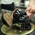 فيديو رهيب يشرح طريقة صنع كعكة الجمجمة الخاصة بالهالوين