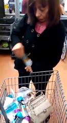 بالفيديو: لن تتخيل كمية المسروقات التي خزنتها هذه السيدة داخل ملابسها