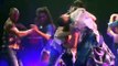 فيديو أحد الراقصين ينقذ بريتني سبيرز بعد تمزق ملابسها في حفلها الأخير