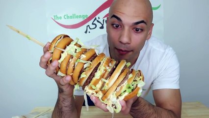 شخص يتناول أكبر سندوتش برجر بيج ماك في العالم