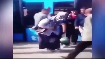 بالفيديو: عجوز تركية تمتلك مهارات ميسي في كرة القدم