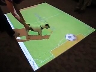 فيديو كلب يلعب الكرة.. ولكن بأحدث وسيلة تقنية