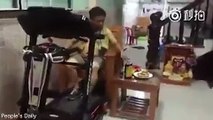 فيديو مضحك لرجل يمارس رياضة المشي.. لن تستطيع التوقف عن الضحك
