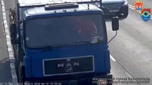 فيديو رجل يخاطر بحياته لإنقاذ قطة في عرض الطريق السريع!