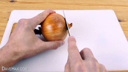 بالفيديو: طريقة سحرية لتقطيع البصل بسهولة