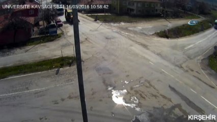 Yola kontrolsüz çıkan araca iş makinesi çarptı... O anlar kamerada