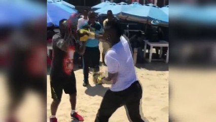 Asamoah bu kez yumruklarını konuşturdu