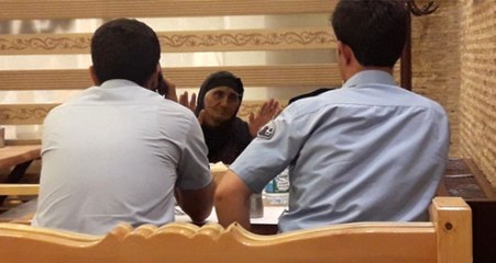 İki Gün Boyunca Sokakta Kalıp Açlıktan Bitkin Düşen Yaşlı Kadını Polis Fark Etti