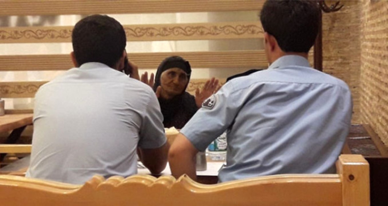 İki Gün Boyunca Sokakta Kalıp Açlıktan Bitkin Düşen Yaşlı Kadını Polis Fark Etti