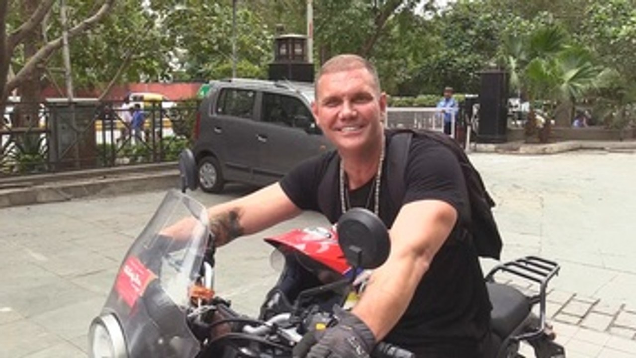 Nacho Vidal pasa del Kamasutra y elige cabalgar motos en su viaje a la India