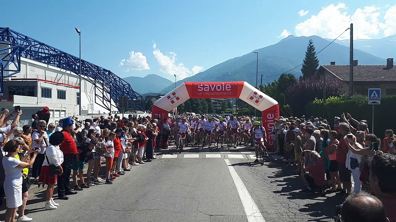 Albertville : les 200 coureurs et le prince Albert ont pris le départ de la Sapaudia