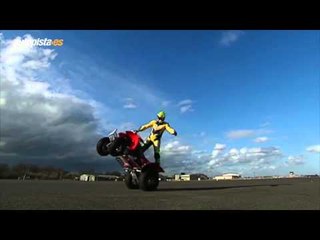 Salta por encima de 14 coches... ¡con un quad!