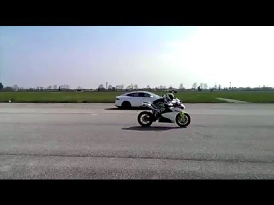 Un Tesla Roadster contra una moto eléctrica en una 'drag race', ¿quién