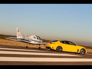 El Kia Stinger GT se enfrenta a una avioneta. ¿Quién se lleva el duelo?