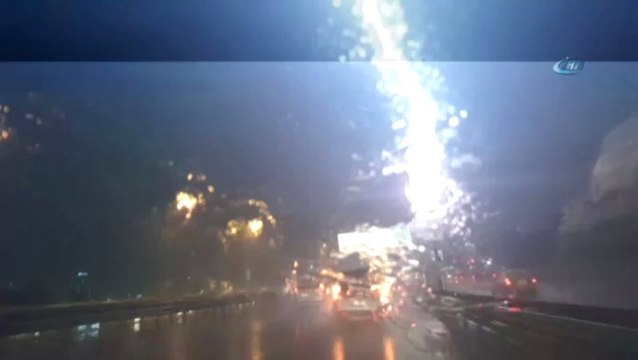İstanbul'da Otoyola Yıldırım Düşme Anı Kamerada
