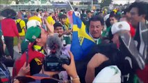 Des supporters mexicains font la fête à un fan coréen pour remercier son pays qui vient d'éliminer l'Allemagne en coupe du monde