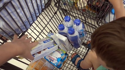 ELLE MONTE SUR LE CANAPE - ALLO MAMAN