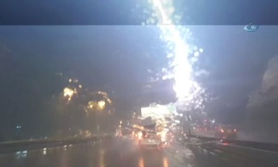 İstanbul’da otoyola yıldırım düşme anı kamerada