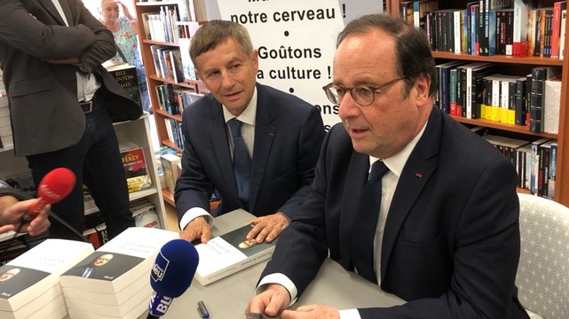 François Hollande dédicace son livre