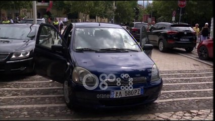 Ora News - Salianji i PD-së në Kuvend me "Toyota Yaris" dhe çanta me euro