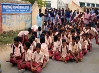 அரக்கோணத்தில் ஆசிரியை இடமாறுதலை எதிர்த்து மாணவர்கள் போராட்டம்!-வீடியோ