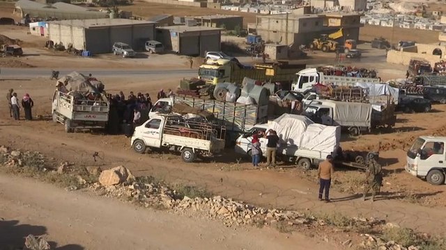 شاهد: مئات اللاجئين السوريين يعودون إلى بلادهم من عرسال اللبنانية